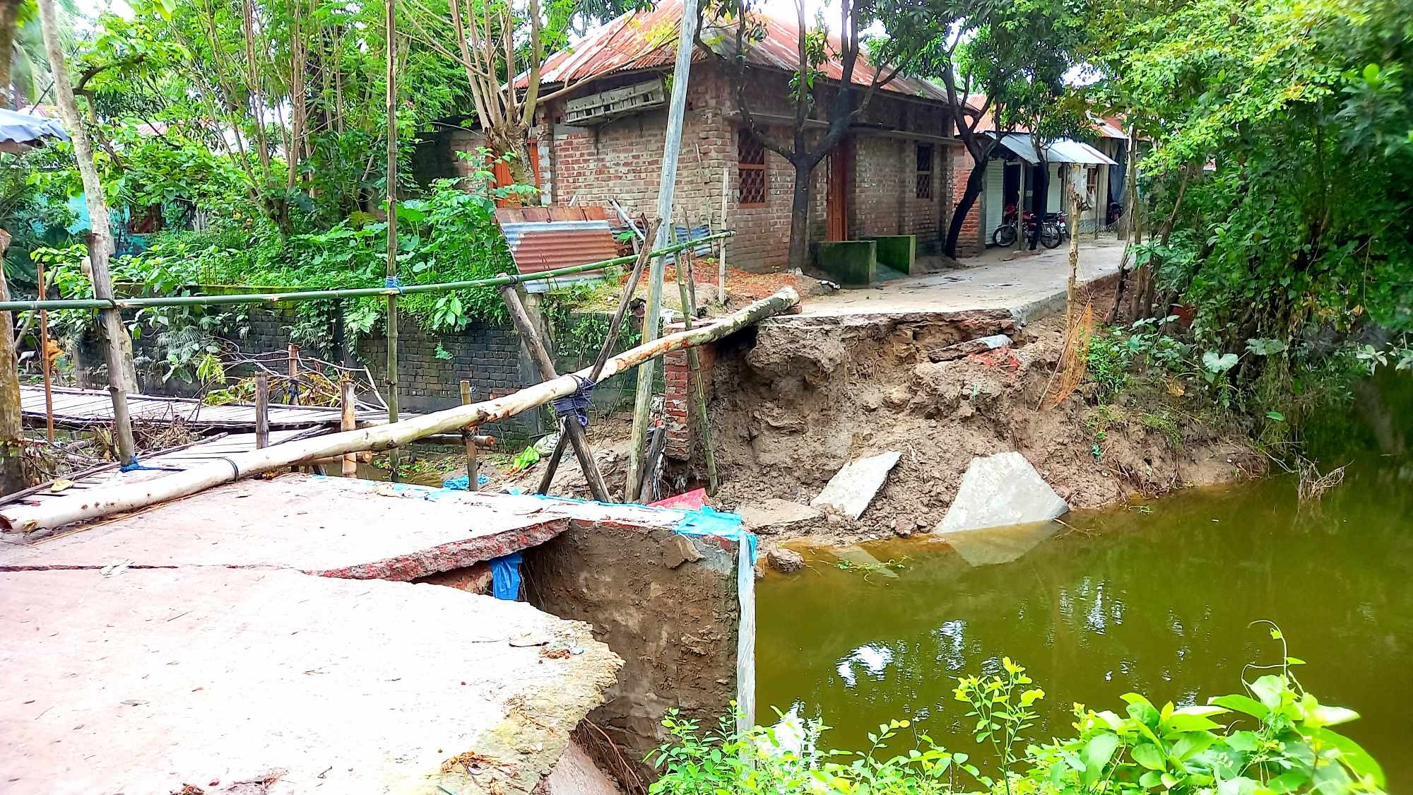 নওগাঁর মান্দায় নির্মাণের ১ বছর না যেতেই ধসে পড়েছে কালভার্ট